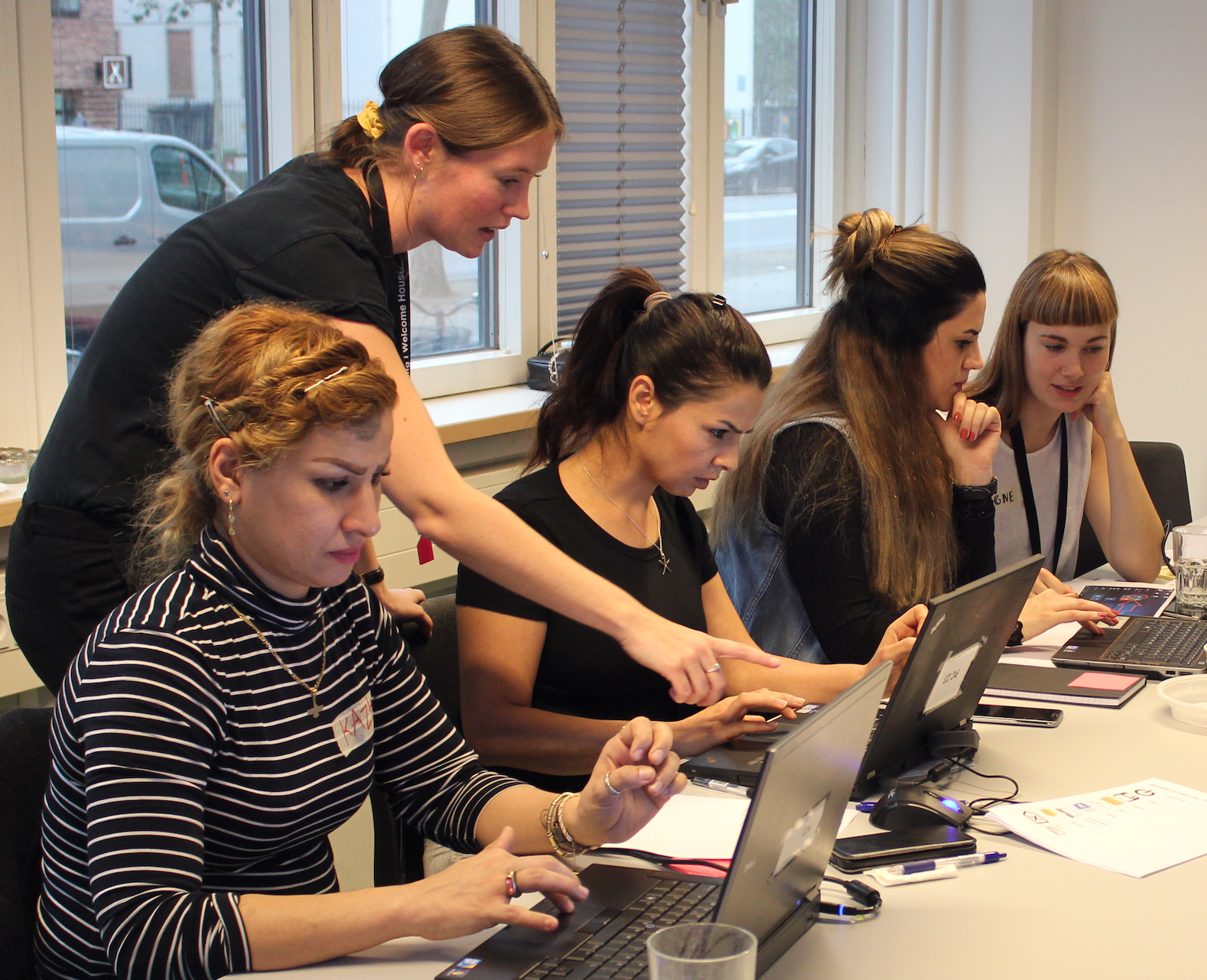 Frivillig tech-skole for etniske minoritetskvinder søger undervisere